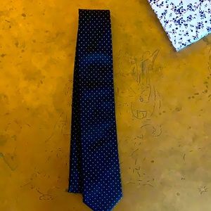Black dot tie